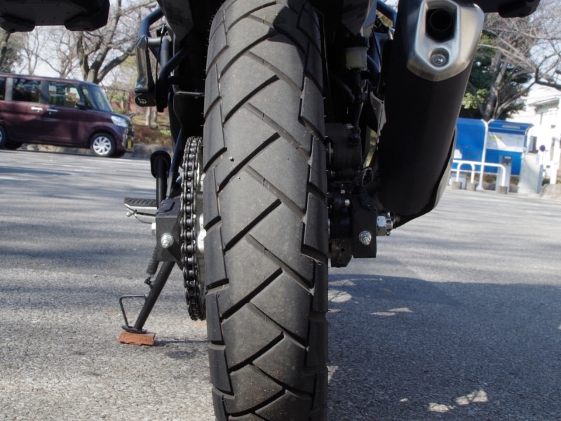 ヴェルシスX250に採用されているタイヤはオフロード性能は低め