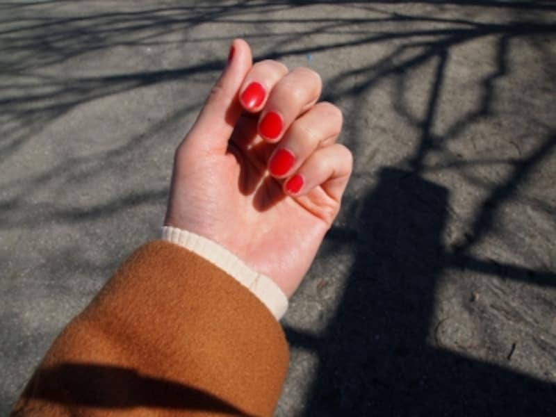 簡単に取り入れられる赤のネイル、だけでも十分差し色になります