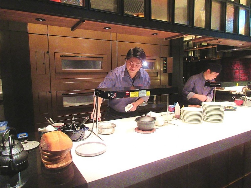 オープンキッチン（中央には料理長の早坂心吾氏）