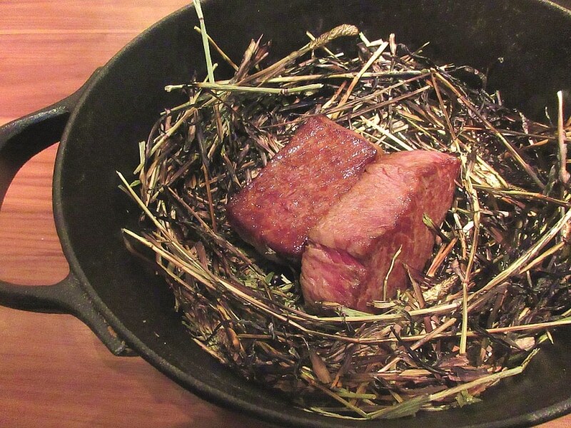 東京都産黒毛和牛 秋川牛と東京野菜のロースト 藁のスモーク 奥多摩わさび（鍋と共に）