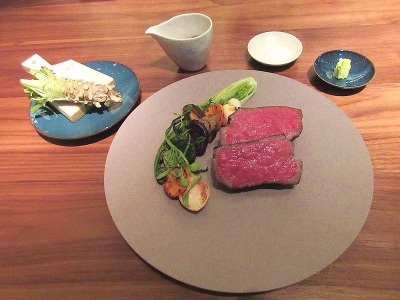 東京都産黒毛和牛 秋川牛と東京野菜のロースト 藁のスモーク 奥多摩わさび