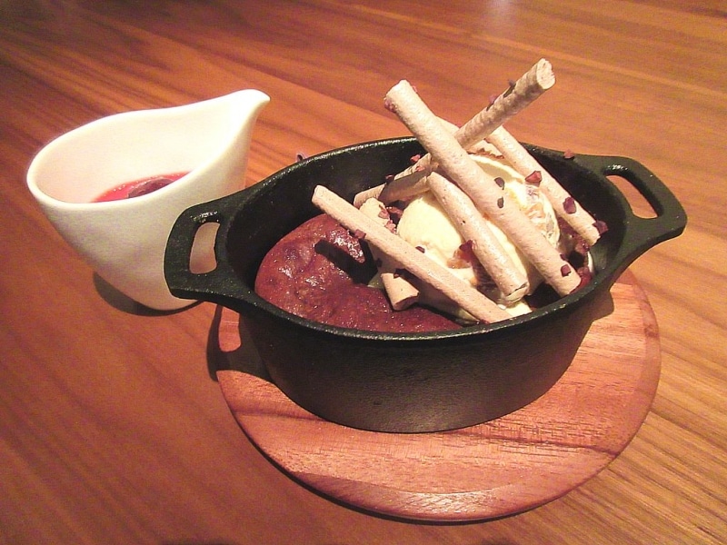 ヴァローナ マンジャリ チョコレートのフォンダンショコラ ベリーコンポート ラムレーズンアイスクリーム