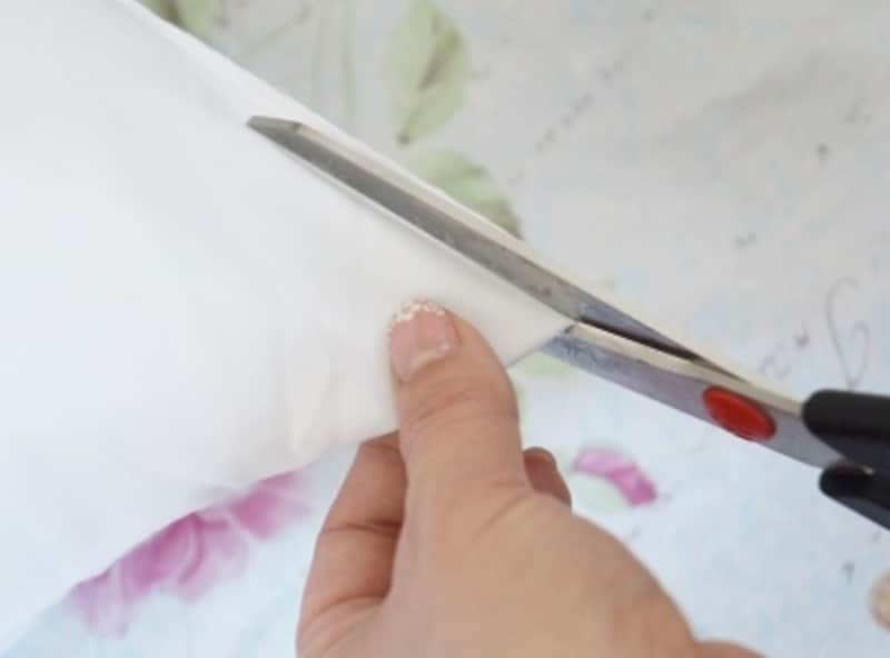 ハサミで片端を切り開きます。