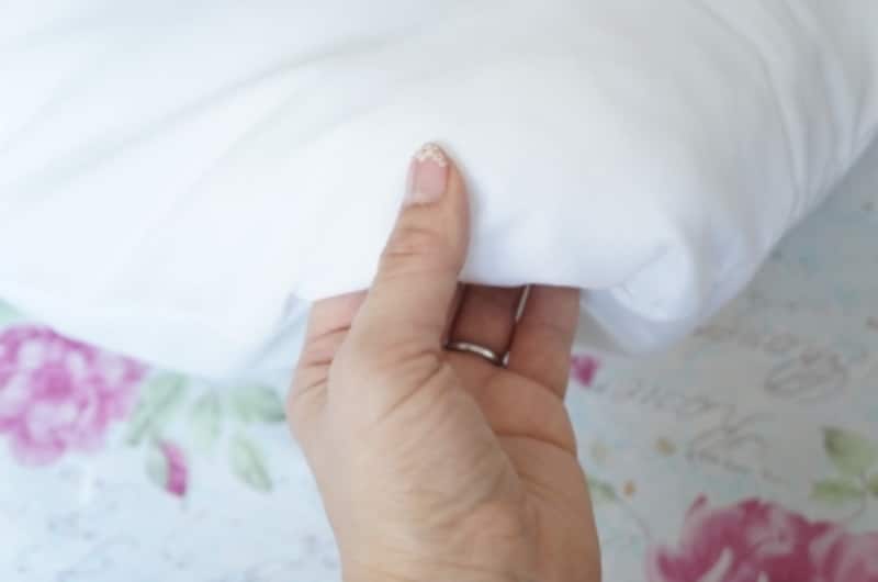 指で角を内側に押し込みます。