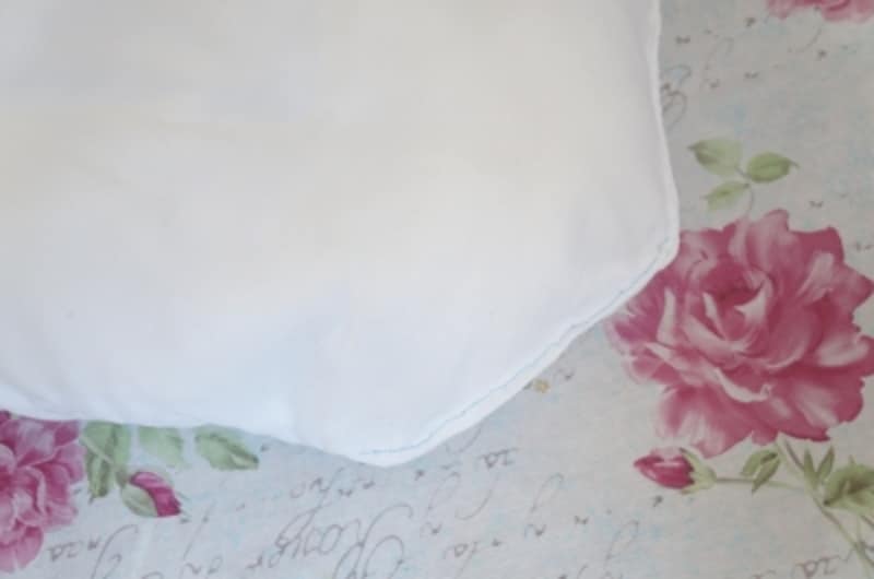 押し込んだ部分が戻ってこないように角を縫い合わせます。