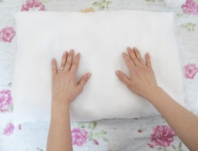 中綿が偏らないように広げます