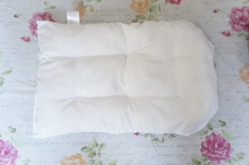 綿がずれないように数か所縫い止めします。