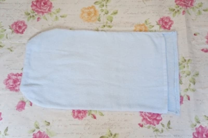 タオルの内側が外にくるように裏返します。