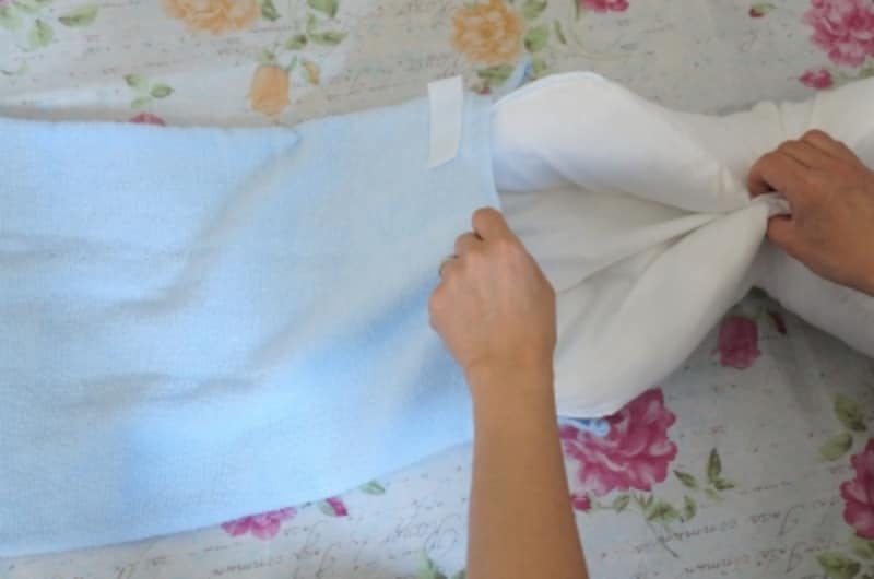 トッポンチーノのカバーの中に枕を入れます。