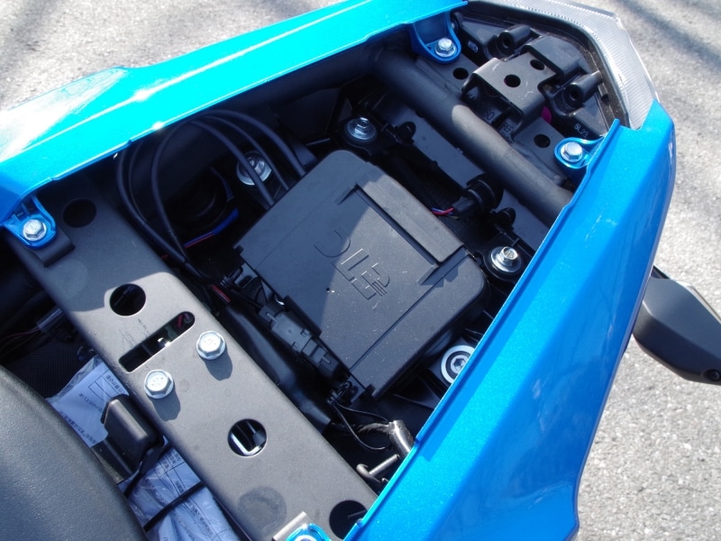 リアシートを外すとETC車載機が