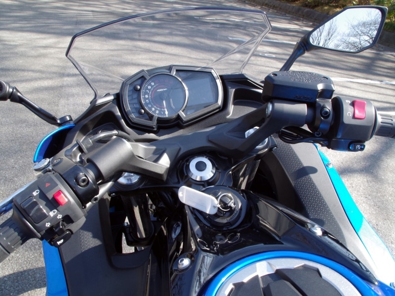 ニンジャ650のハンドルは形状こそセパレートだがポジションはアップライト