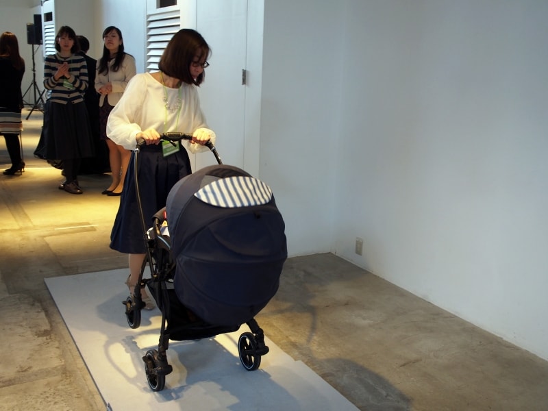 会場では、ダブルタイヤの旧モデルとシングルタイヤの新モデルを使って段差乗り換え体験も行われました。初めて押してみたというママブロガーさんもその違いに驚いていました