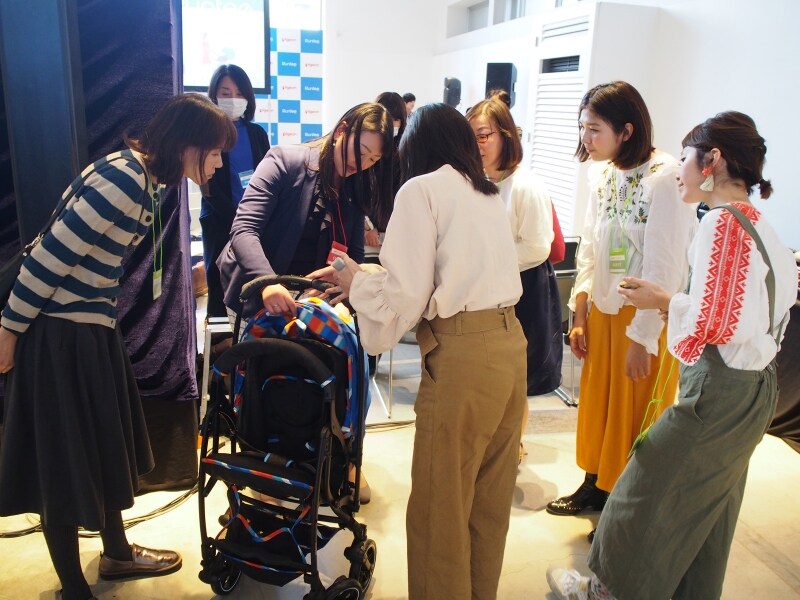 会場に集まったママブロガーさん達も興味津々の様子。ベビーカーは、押して、畳んで、持ち上げて……と実物を触って選びましょう