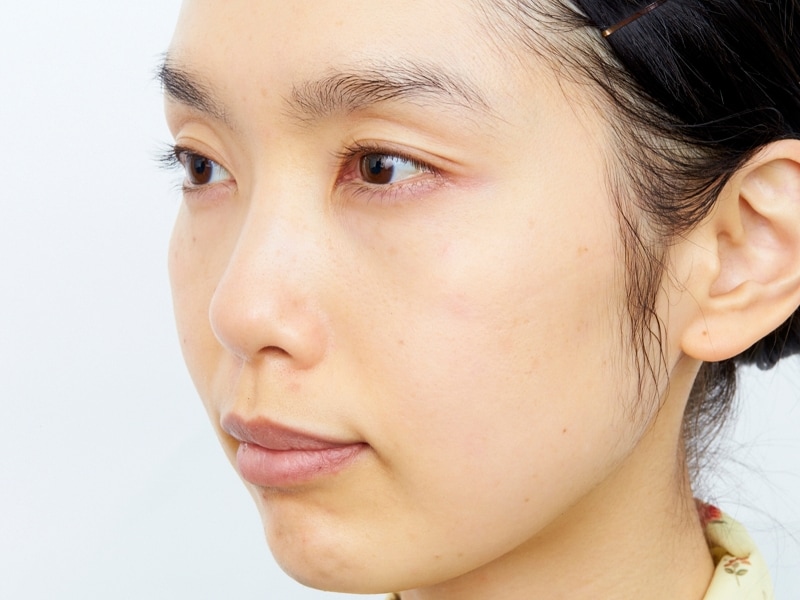 すっぴん肌だと色ムラやシミが少し気になります
