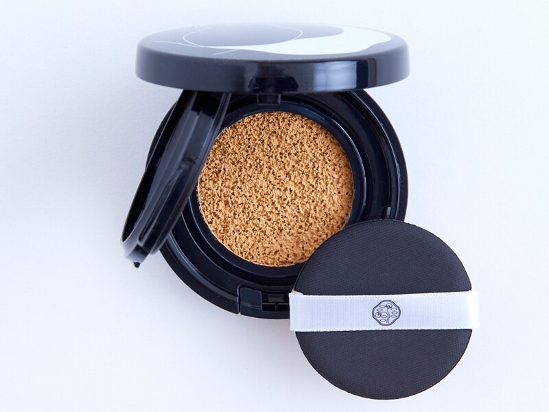 天然植物成分の保湿力と光効果でしっとりつややかな肌を実現