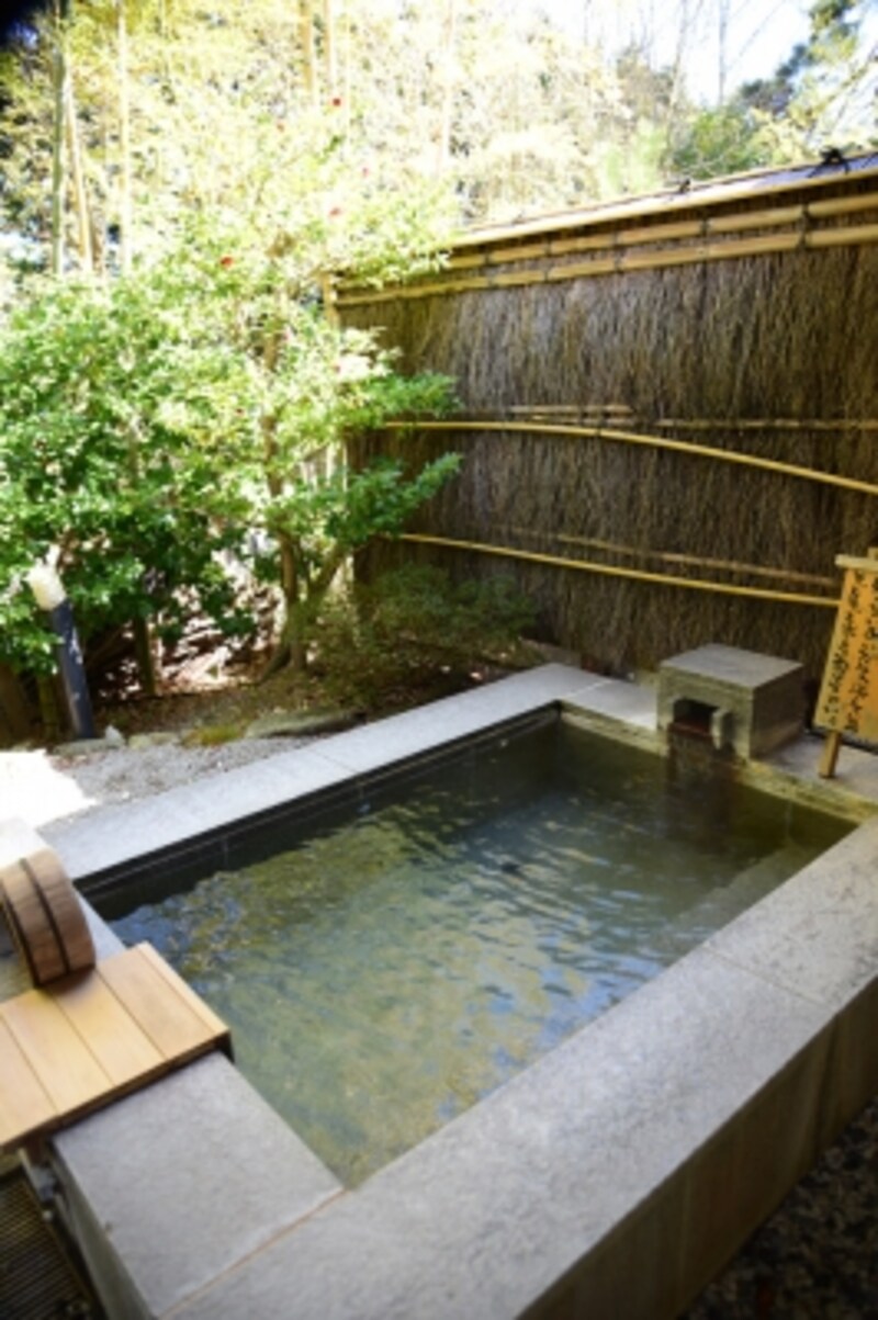 貸し切り露天風呂の浴室で、強羅の自然を満喫