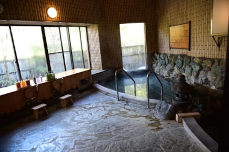 2種類の湯が楽しめる「ゆとりろ庵」の大浴場(女湯)