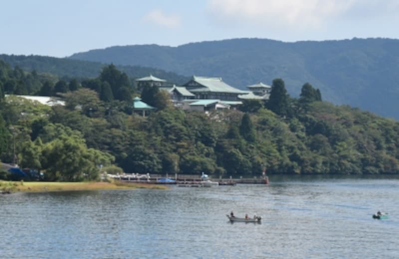 芦ノ湖遊覧船から見た「絶景日帰り温泉 龍宮殿本館」