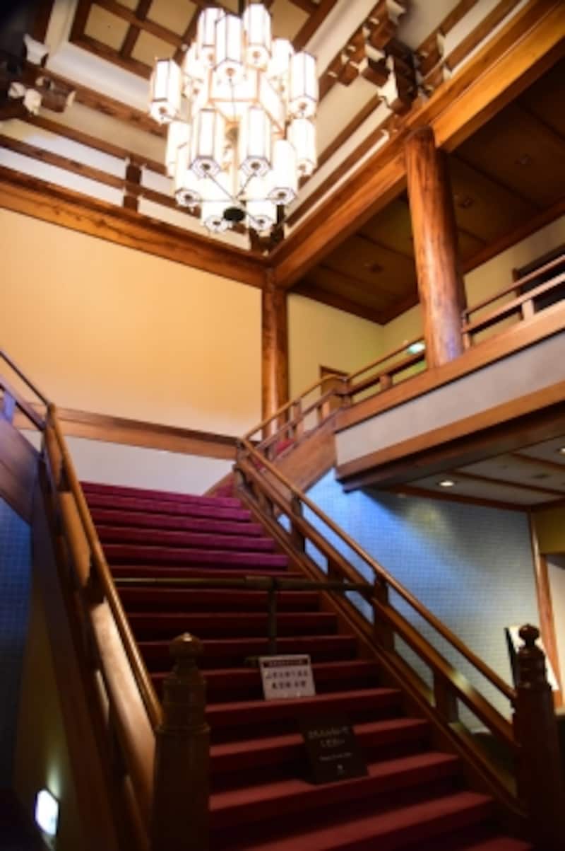 国内屈指の高級ホテルとして建てられた面影が随所に残っている