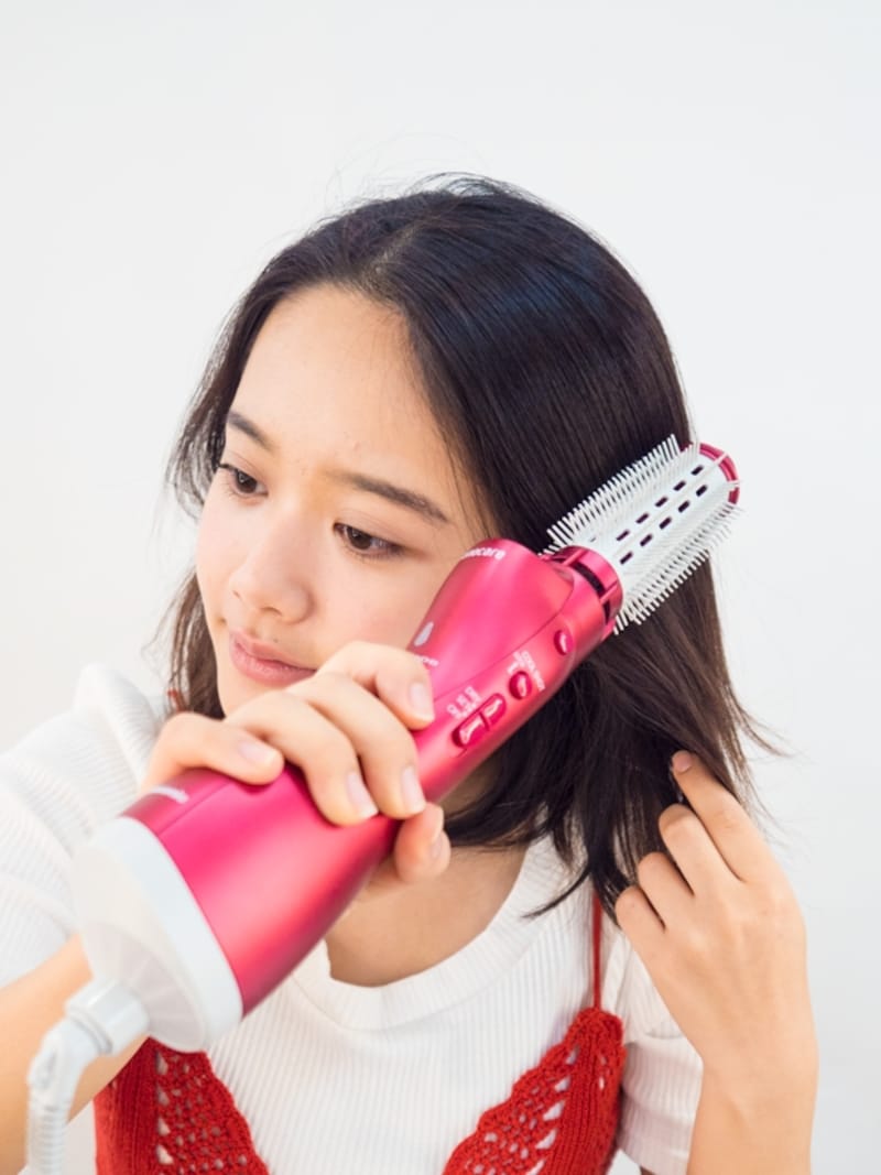 【NG例2】梳かすだけでは中が乾かず、パサつきの原因に