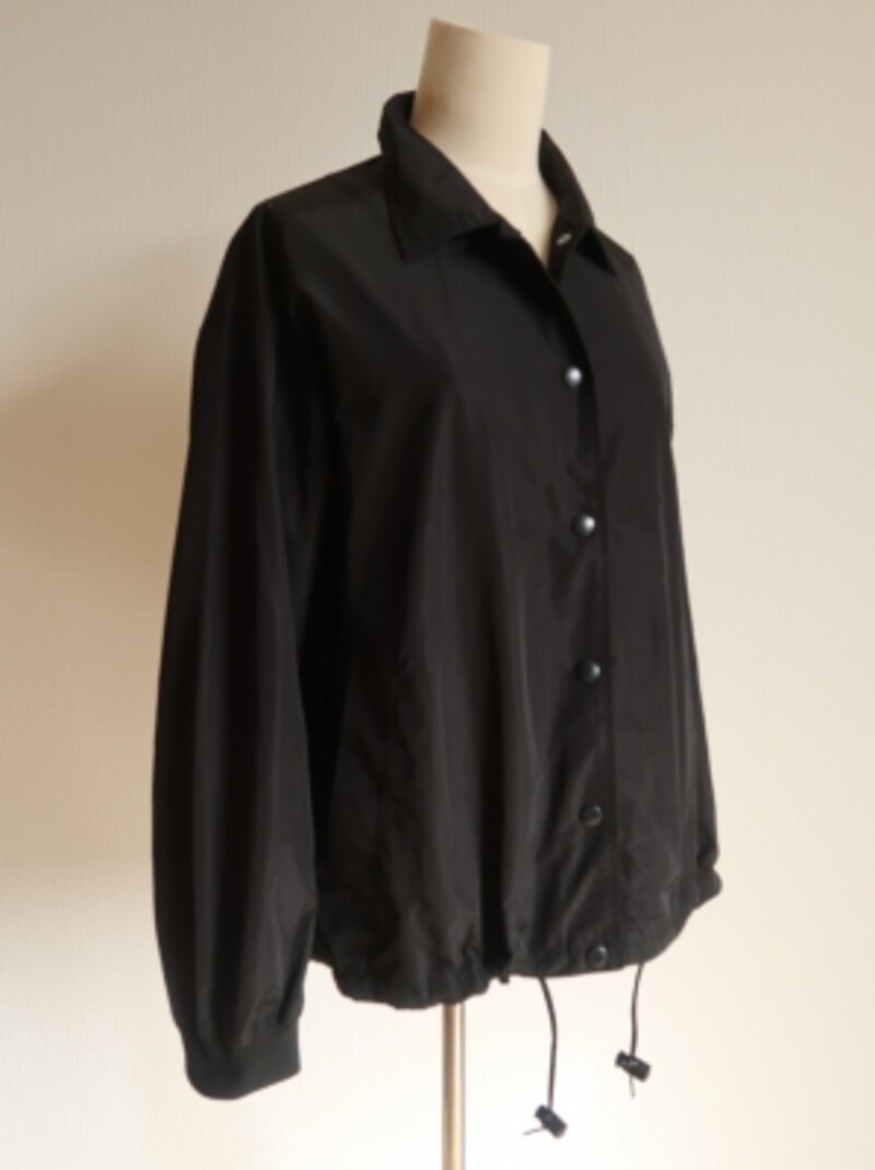 フロントがボタン仕様だと大人に、ジップ仕様だとスポーティーな印象に