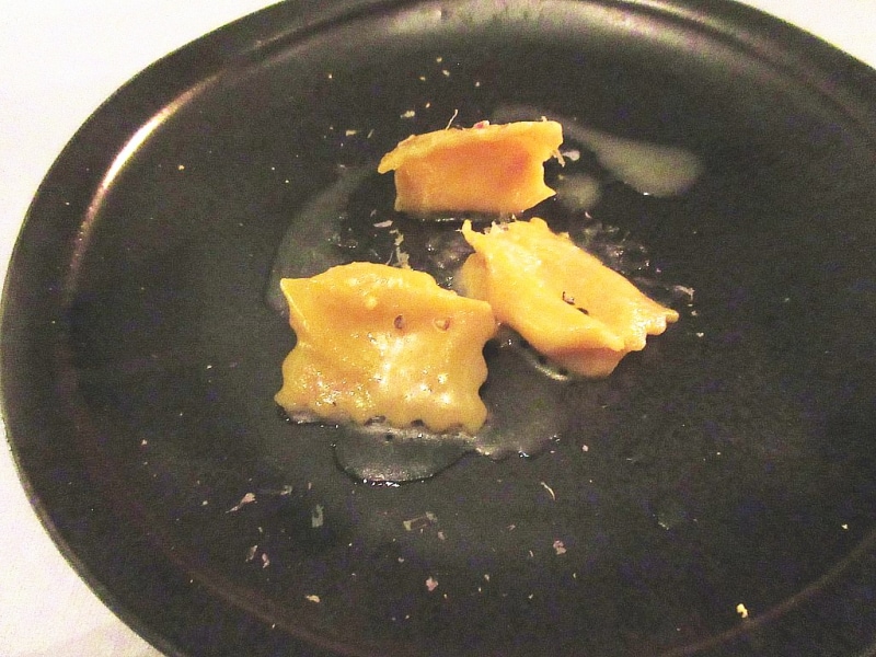 アマン東京 ラビオリ カチョ エ ペペ 黒胡椒とペコリーノロマーノ