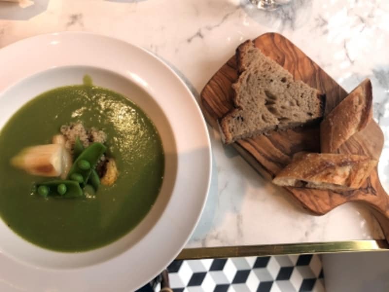 季節の野菜スープとパン