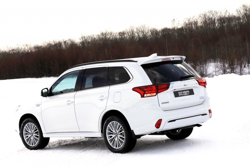 2019年型、アウトランダーPHEV斜め後方画像