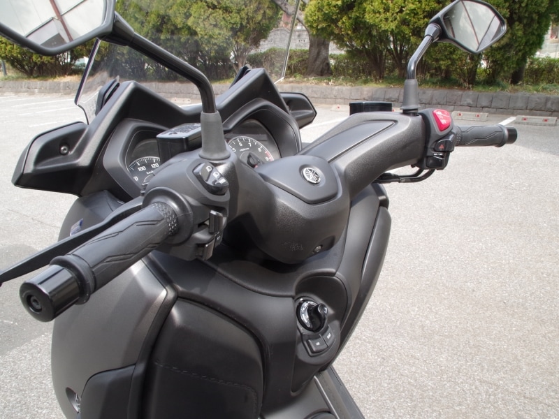 XMAXはハンドルポジションの変更が可能だが手間がかかる