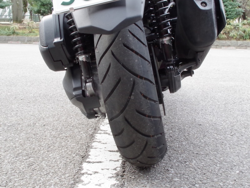 XMAXのリアタイヤは250ccスクーターとしては大径の14インチを採用
