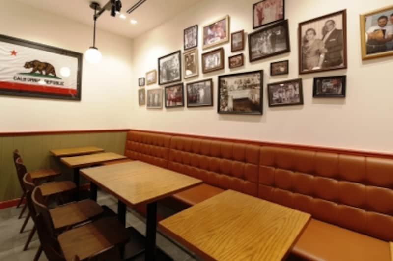 WISE SONSのファミリーや従業員の写真が飾られたアットホームなカフェスペース