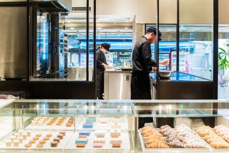 キッチンで仕事をするスタッフ