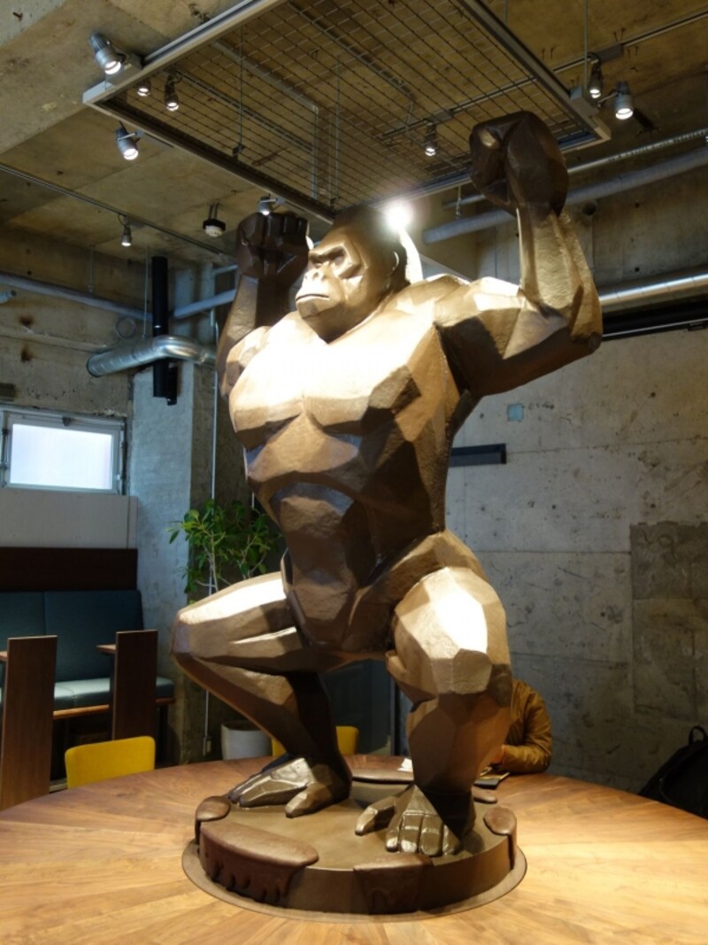 チョコレートカラーの巨大なゴリラ！