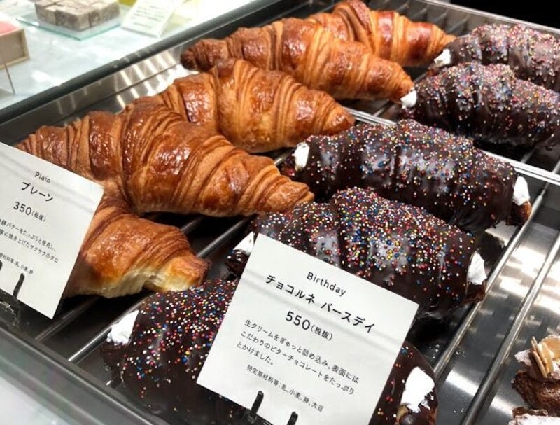 ショーケースに並ぶクロワッサン