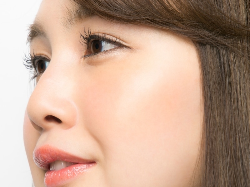高め・平行に入れて若々しくフレッシュに