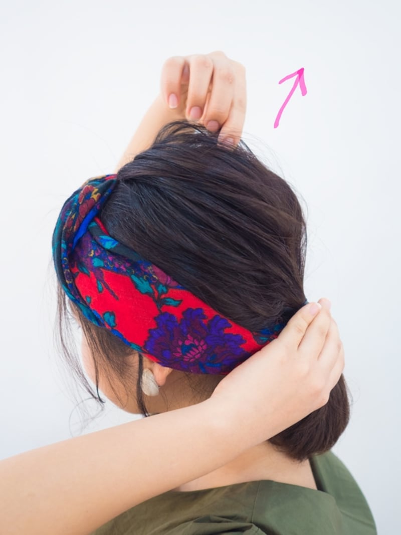 少しずつ摘まんで引き出す【寝ぐせOKの簡単ターバンアレンジボブ】