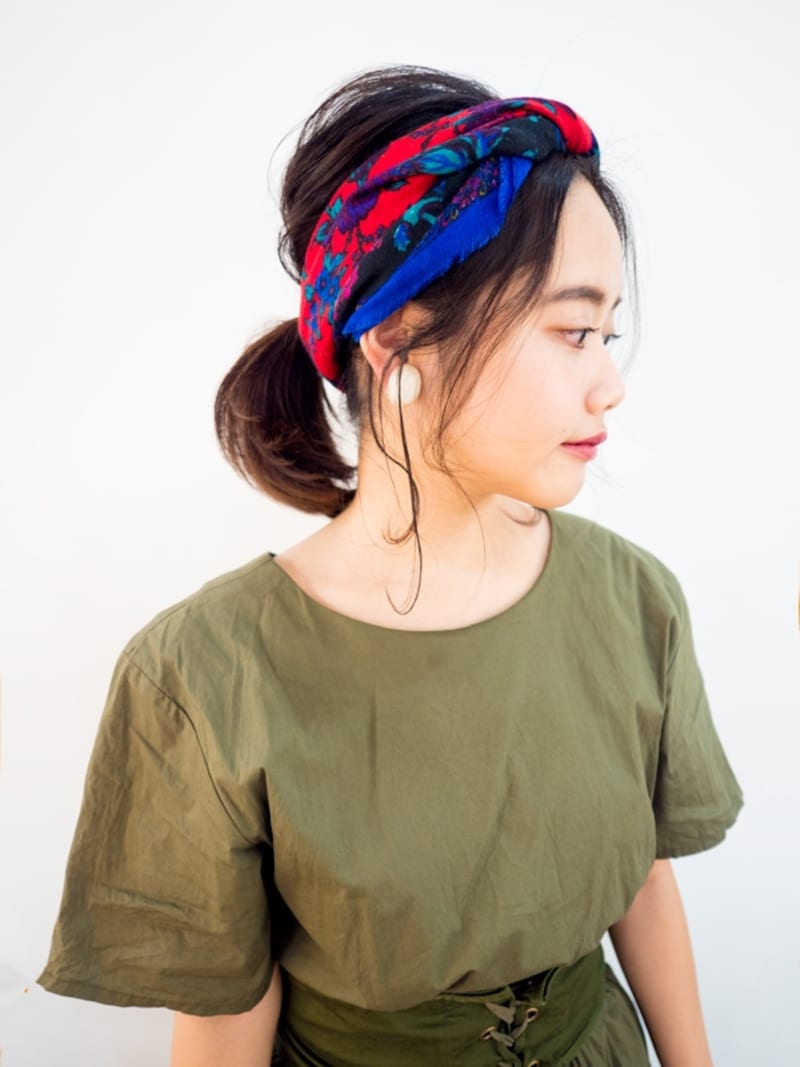 【OK例】耳にかぶせて、ニュアンスのある後れ毛を作れば一気におしゃれスタイルに！