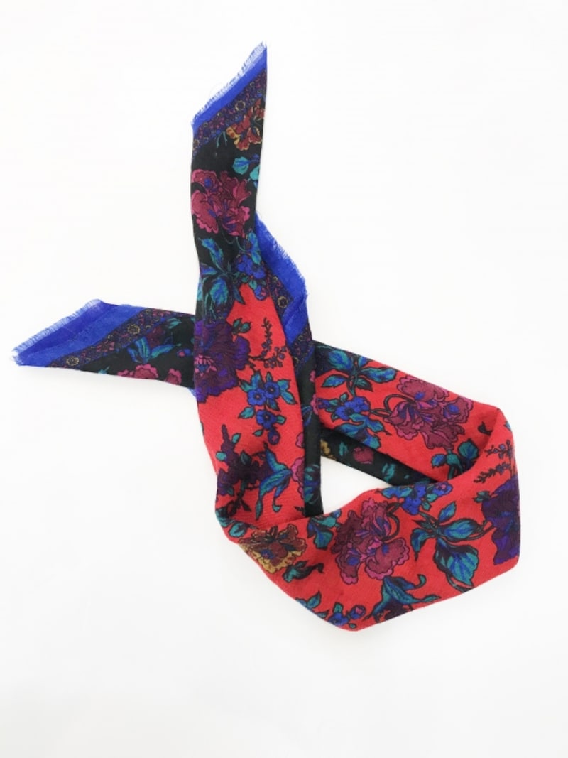 80センチ程度の正方形のスカーフ（スタッフ私物）