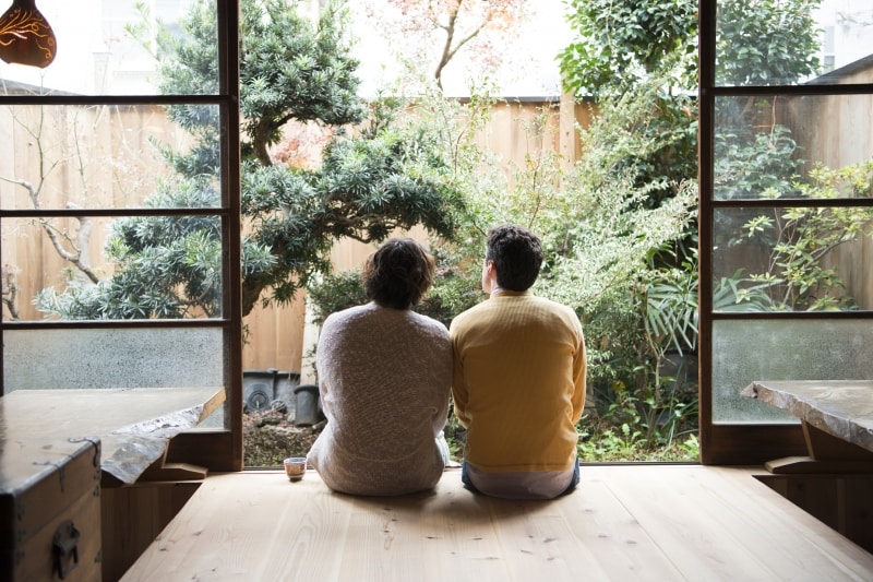 ゲストハウス.カップル.縁側.外国人......