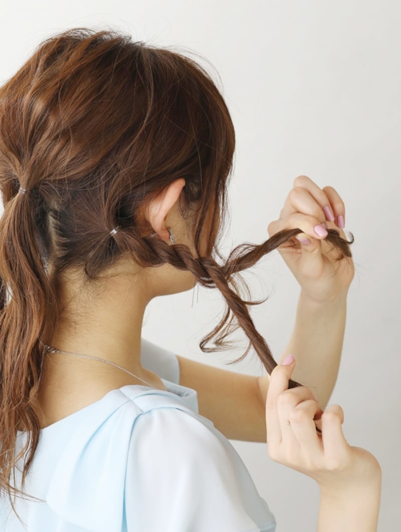サイドの髪をロープ編みをする表面の髪を崩す【3連お団子ヘアロング】