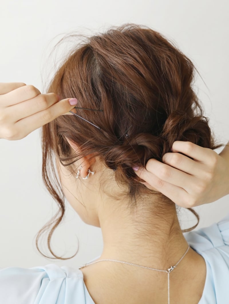 襟足の位置でねじってとめる表面の髪を崩す【3連お団子ヘアロング】