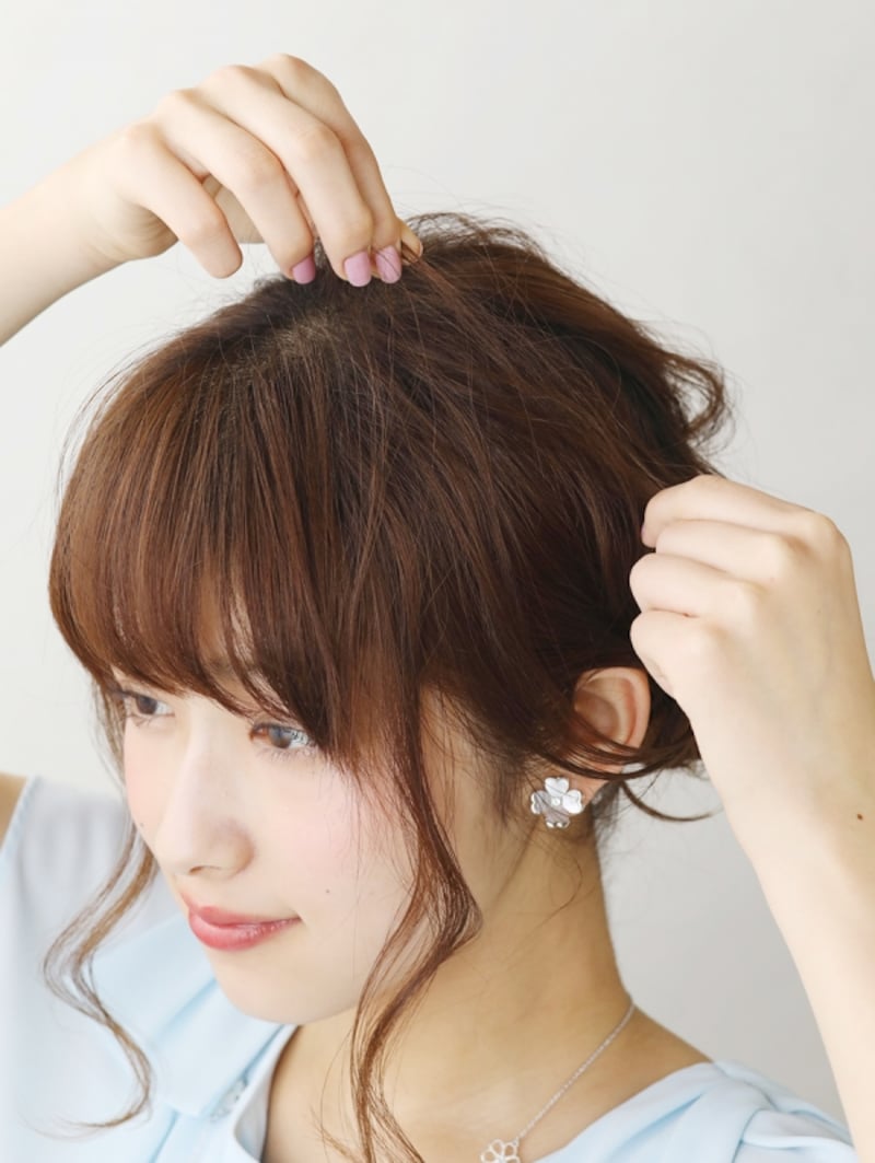 表面の髪を崩す【3連お団子ヘアロング】