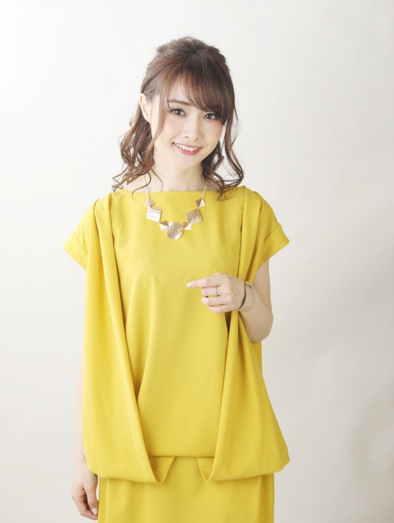 華やかなイエローのワンピース