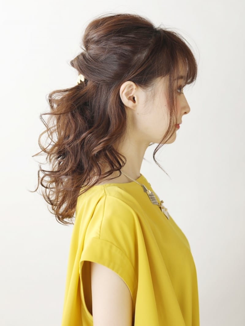 好感度抜群！ミディアムヘアのきれいめハーフアップ
