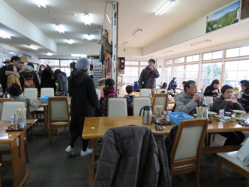 土産コーナーを併設する大島屋の店内