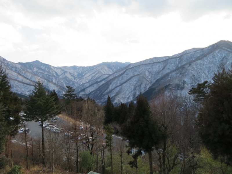 大島屋の奥のテラスから眺める冬の秩父の山並み