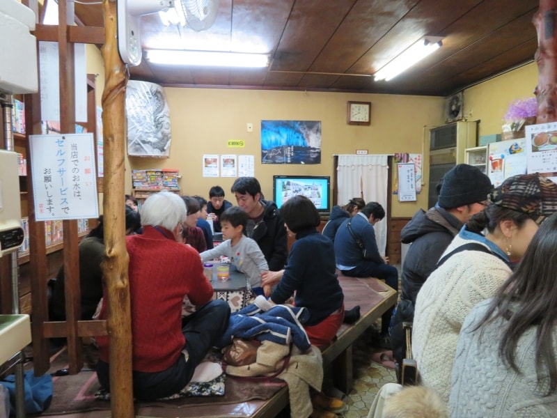 開店と同時に満席となる安田屋日野田店の店内