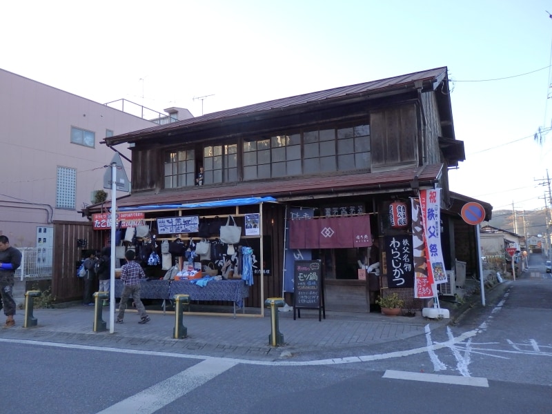 古民家風の店構えがひと際目を引くのが有り処の外観