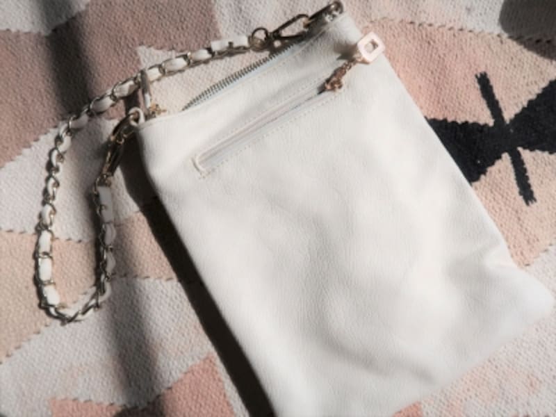 合皮の白バッグは使い始めるとあっという間に安っぽさが増すのでNG