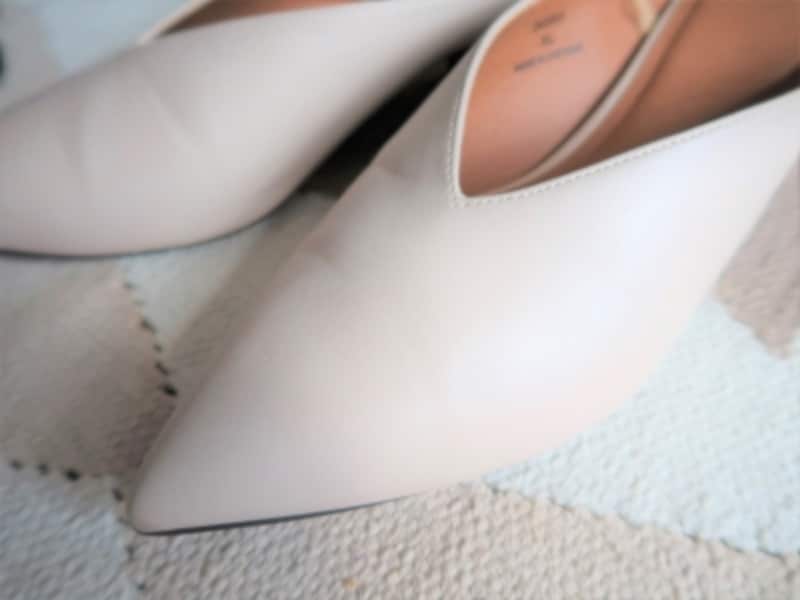 プチプラの白系シューズはツヤがないものを選んで！